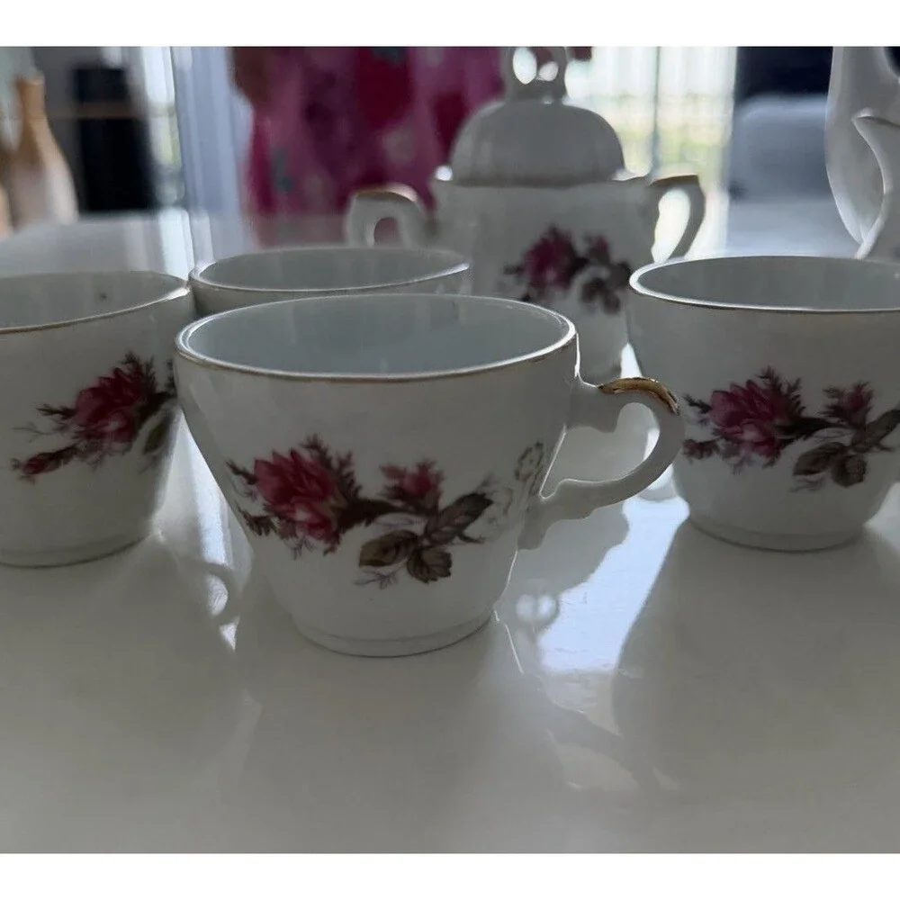 vintage style tea set gold accents. In excellent condition